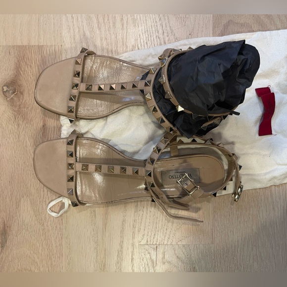 Valentino Garavani Rockstud T-strap sandal in Tan, size 37 - Picture 5 of 12